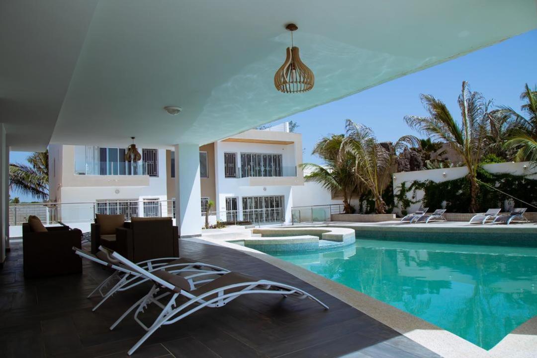 Villa Somone Pied Dans L'Eau Buitenkant foto